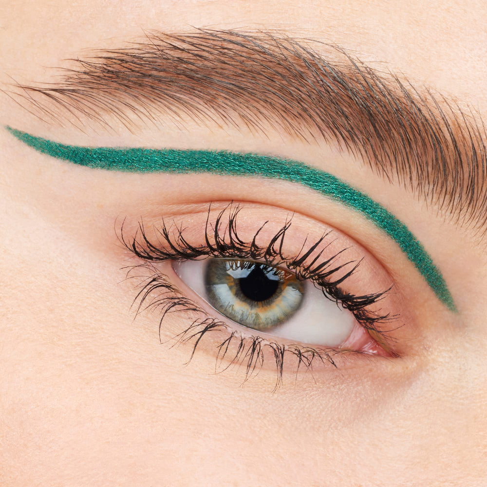 Textura suave del delineador gel essence para un look intenso.