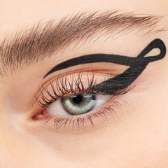 essence Stay & Play Gel Eyeliner: delineado definido con deslizamiento suave.
