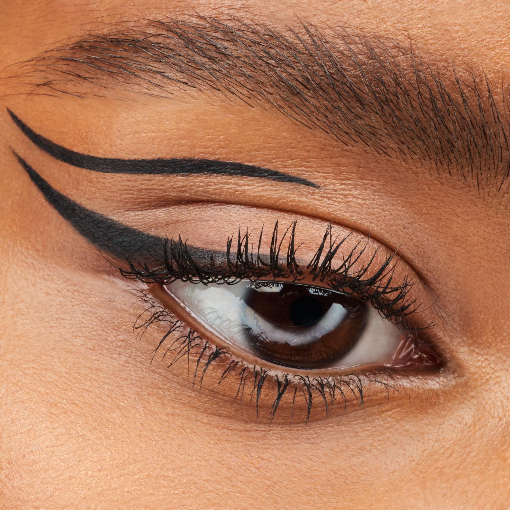 essence Stay & Play Gel Eyeliner: textura gel cremosa para comodidad al aplicar.