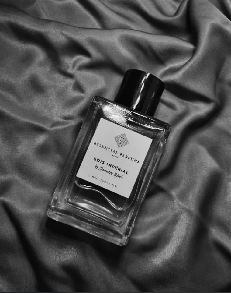 Essential Parfums Bois Imperial EDP, detalle tapa, fragancia intensa para dejar sensación duradera.