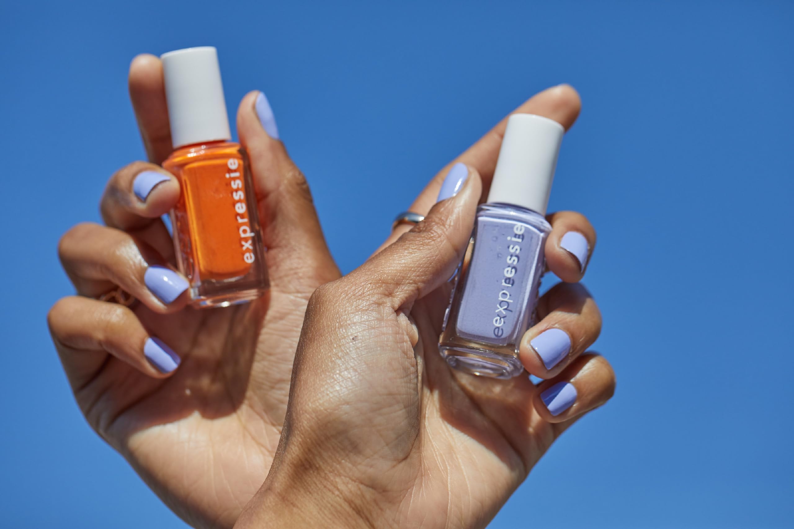 Acabado cremoso lila en uñas con Essie Expressie