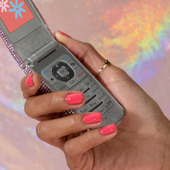 essie: aplicador de brocha mostrando cobertura suave en uñas.