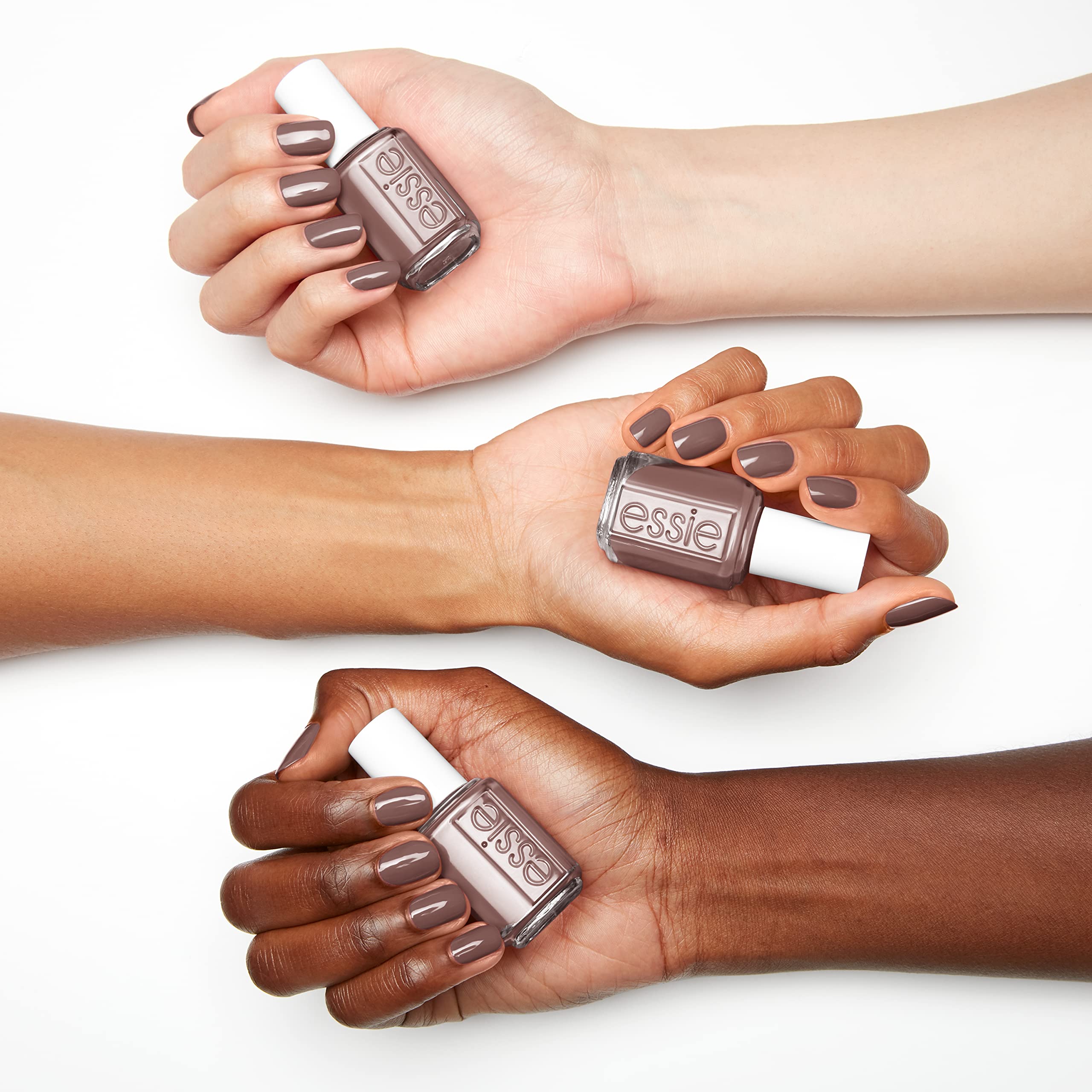 Cobertura con una capa de essie Crochet Away para un look natural.