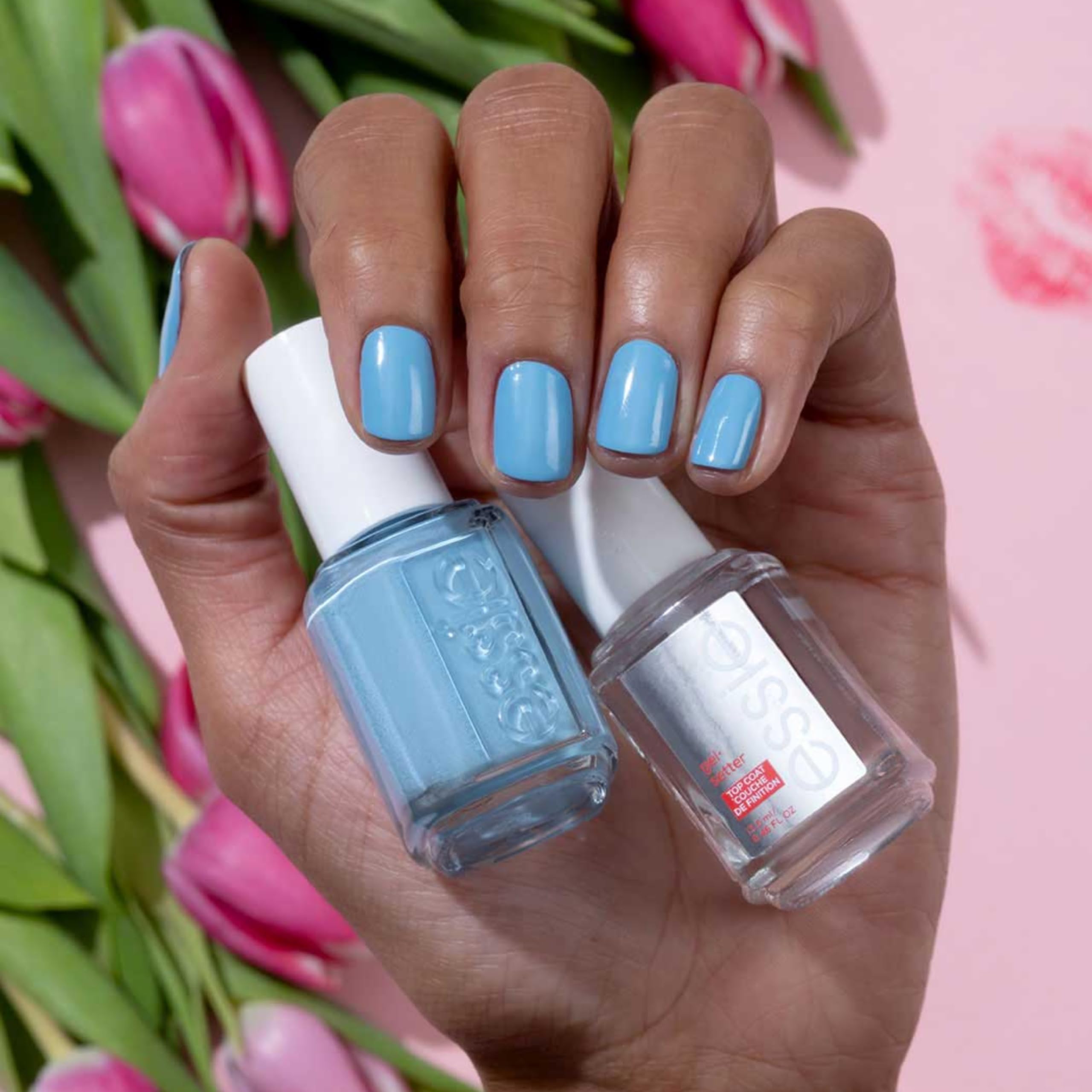 Acabado crema suave que realza la manicura azul.