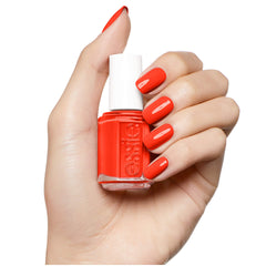 Manos con esmalte essie Geranio mostrando color intenso en manicura casera.