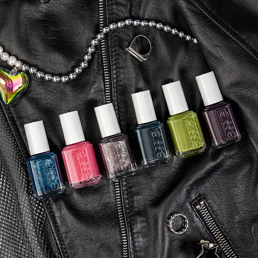 Uñas pintadas con esmalte morado essie, apariencia pulida y duradera
