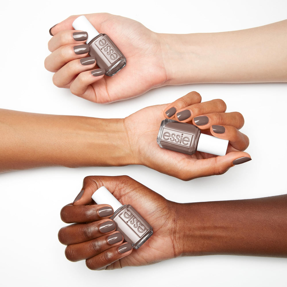 Uñas con dos capas de essie gris chinchilly, acabado cremoso y brillo profesional