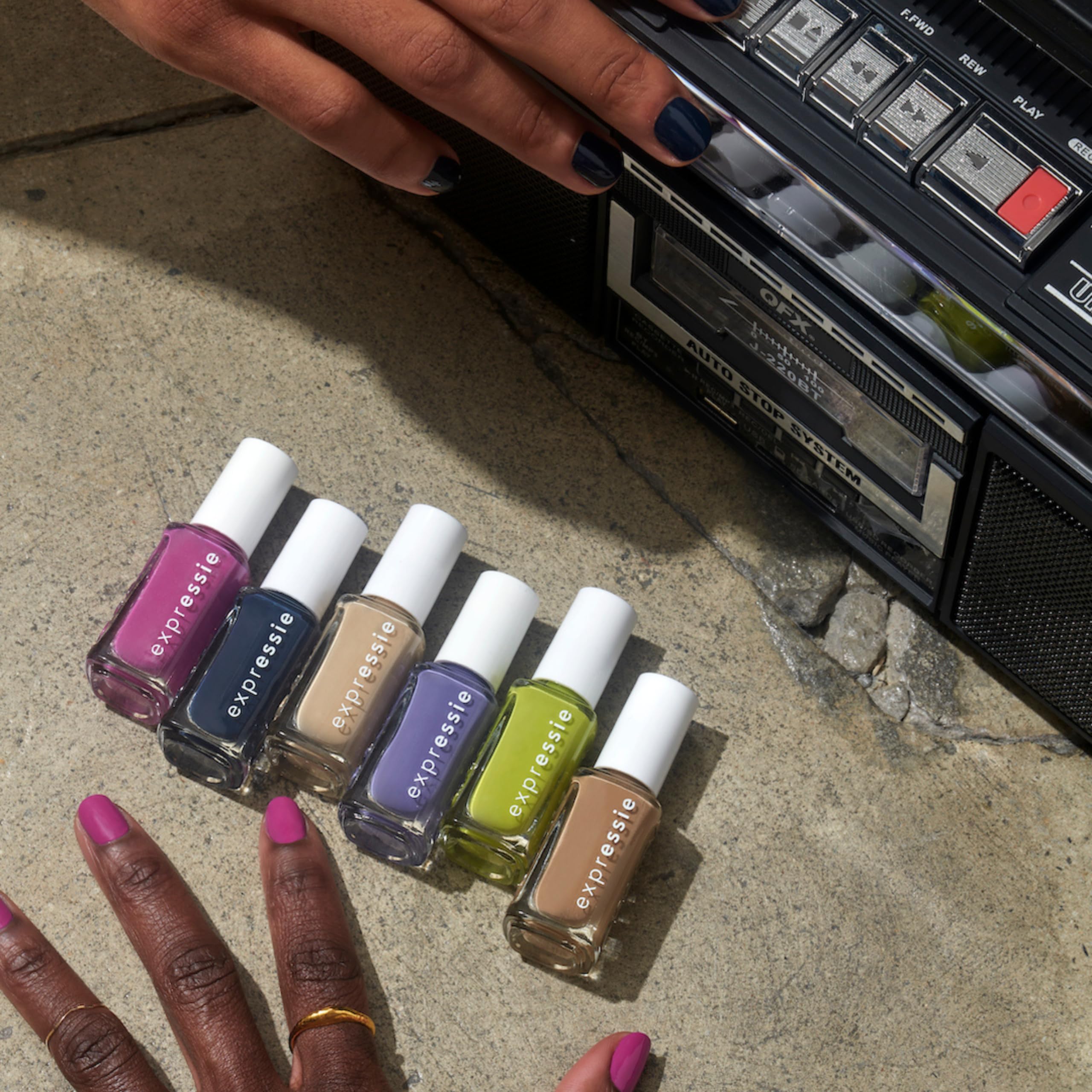 Colección Movimientos de Poder de essie expressie, tono azul y aplicación rápida.