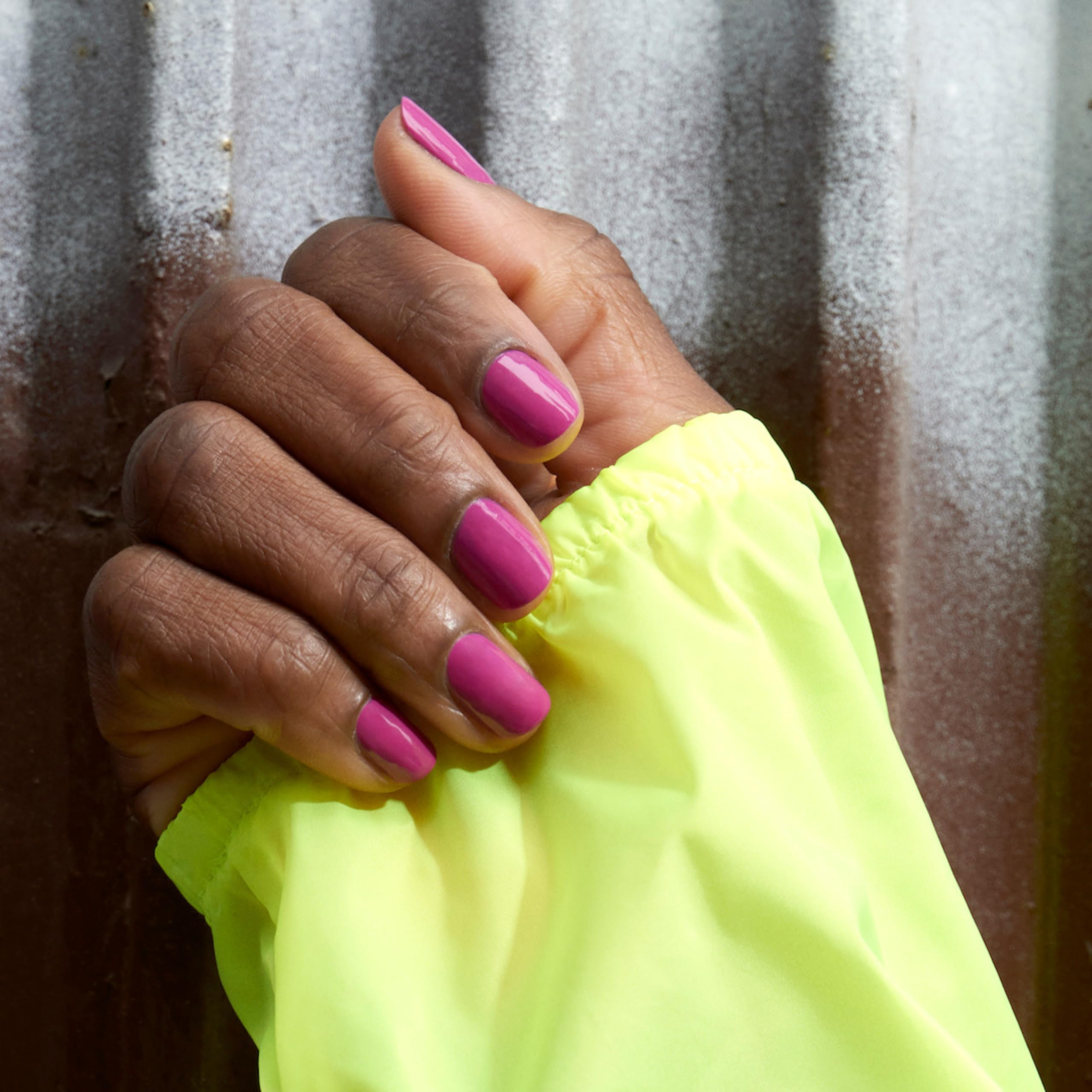 essie expressie muestra dos capas para cobertura uniforme.