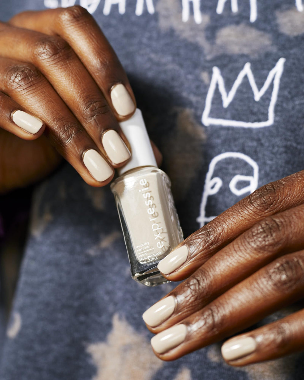 Textura cremosa de essie Expressie para un acabado suave.