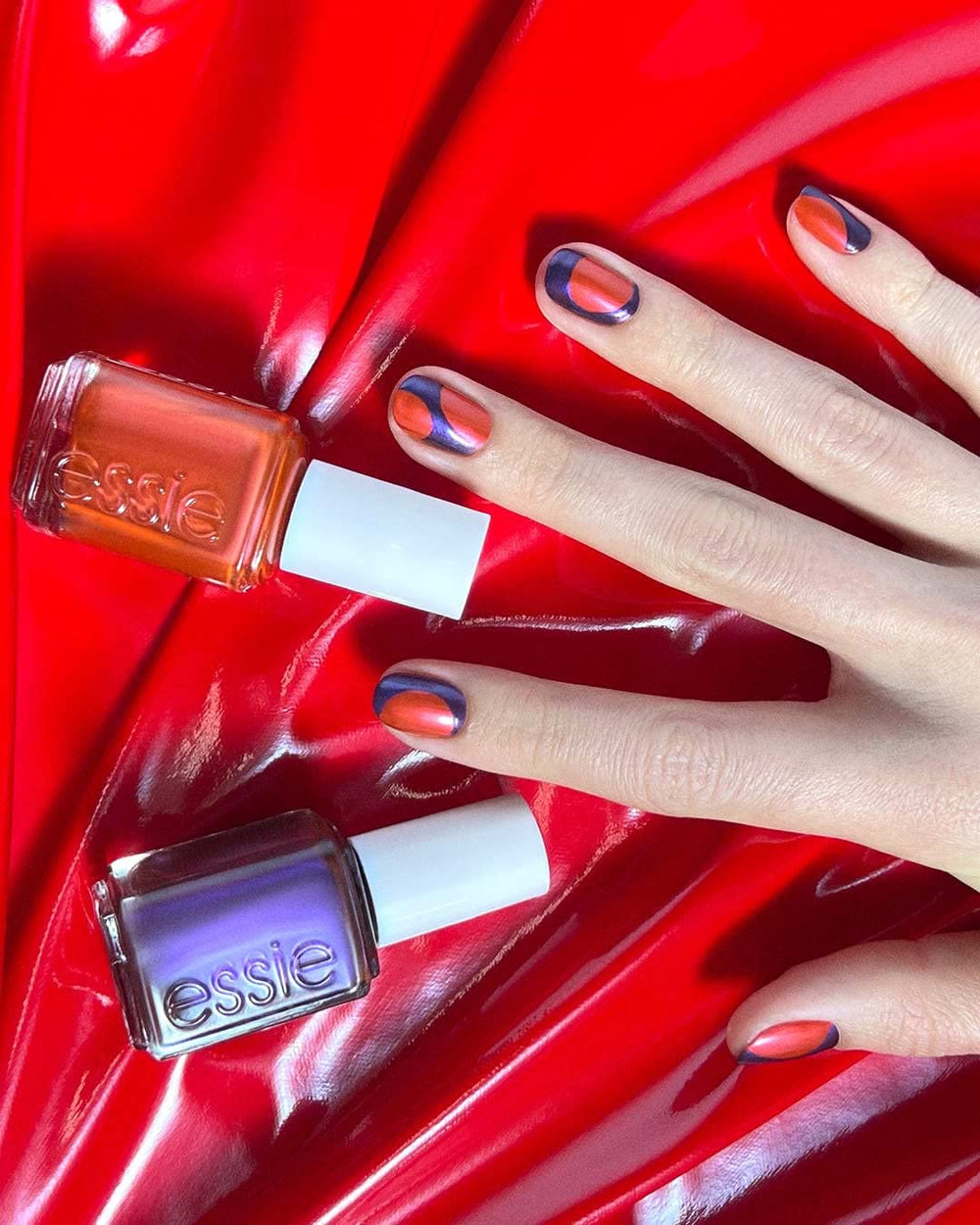 essie Flirt With Freedom: tono morado intenso para destacar