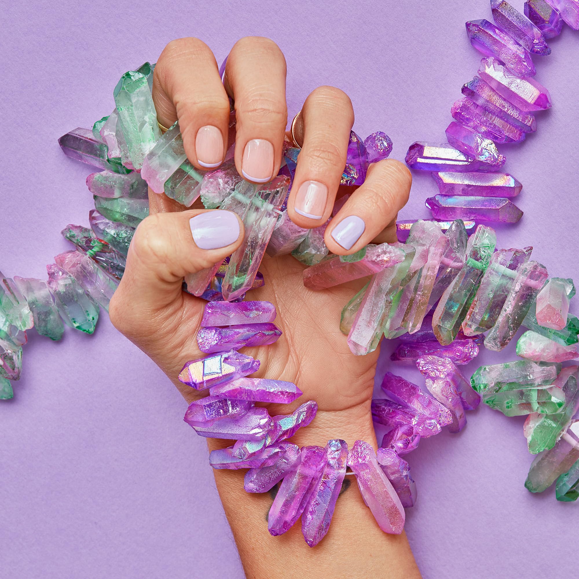 essie Lilacism viene en envase de 13 ml para uso prolongado.