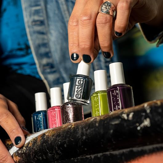 Muestra aplicación suave de Essie en uñas con cobertura uniforme.