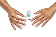 Tecnología de adhesión de color de Essie para fijar el esmalte.