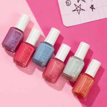 essie: uñas terminadas en rosa crema con aspecto pulido.