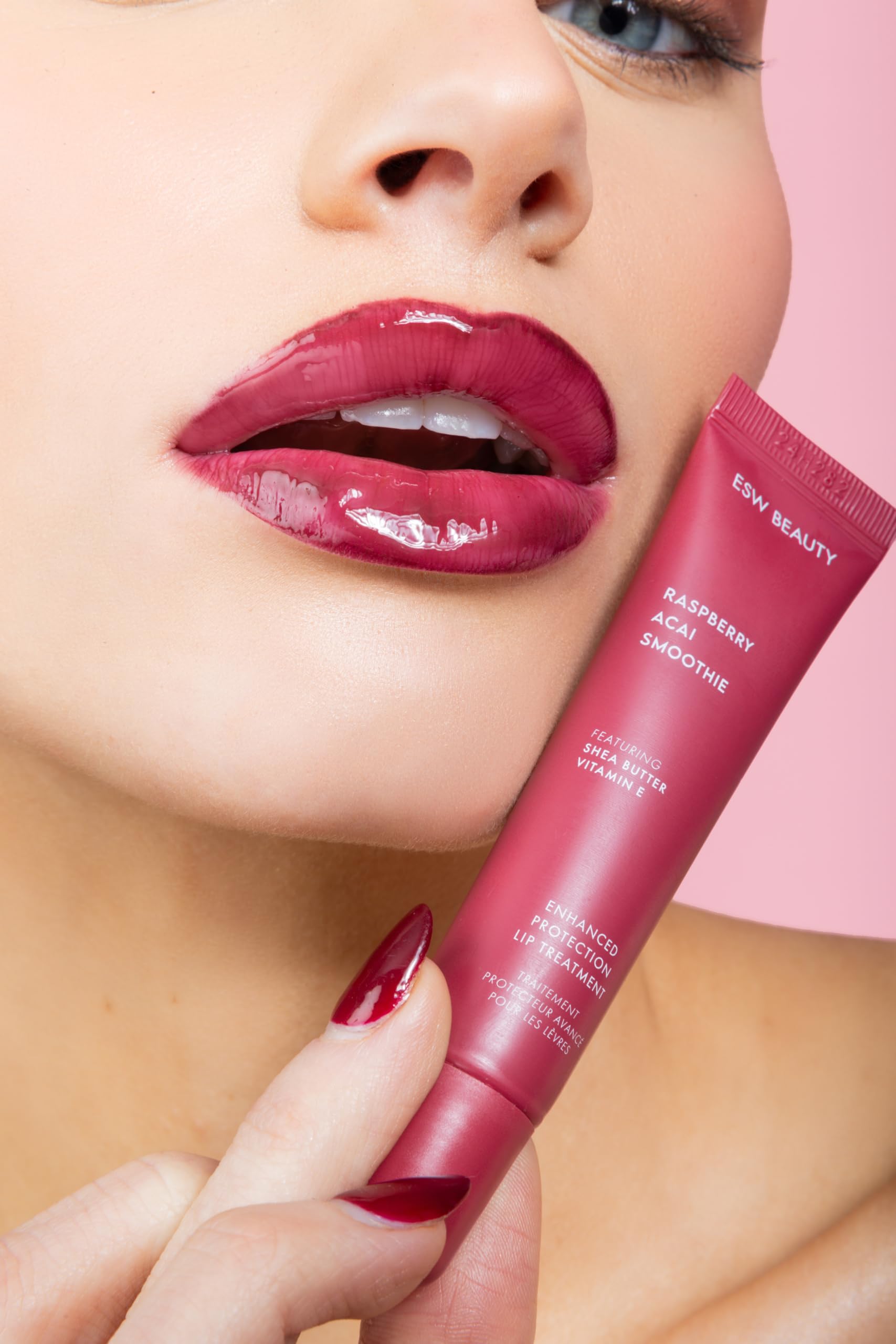 ESW Beauty tratamiento labial tintado natural, tono rosa suave para uso diario.
