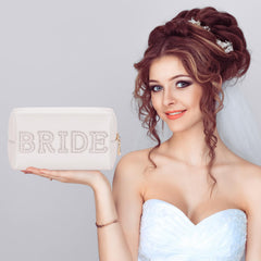 La bolsa de novia ofrece gran capacidad para cosméticos y accesorios esenciales