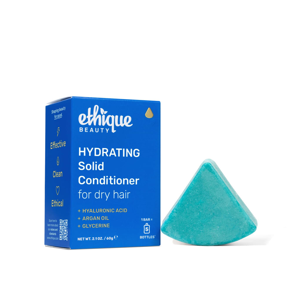 Acondicionador sólido Ethique hidratante con ácido hialurónico en manos para cabello seco y suave.