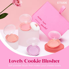 ETUDE Lovely Cookie Blusher pomelo jelly aplicado con puff para uso cómodo.