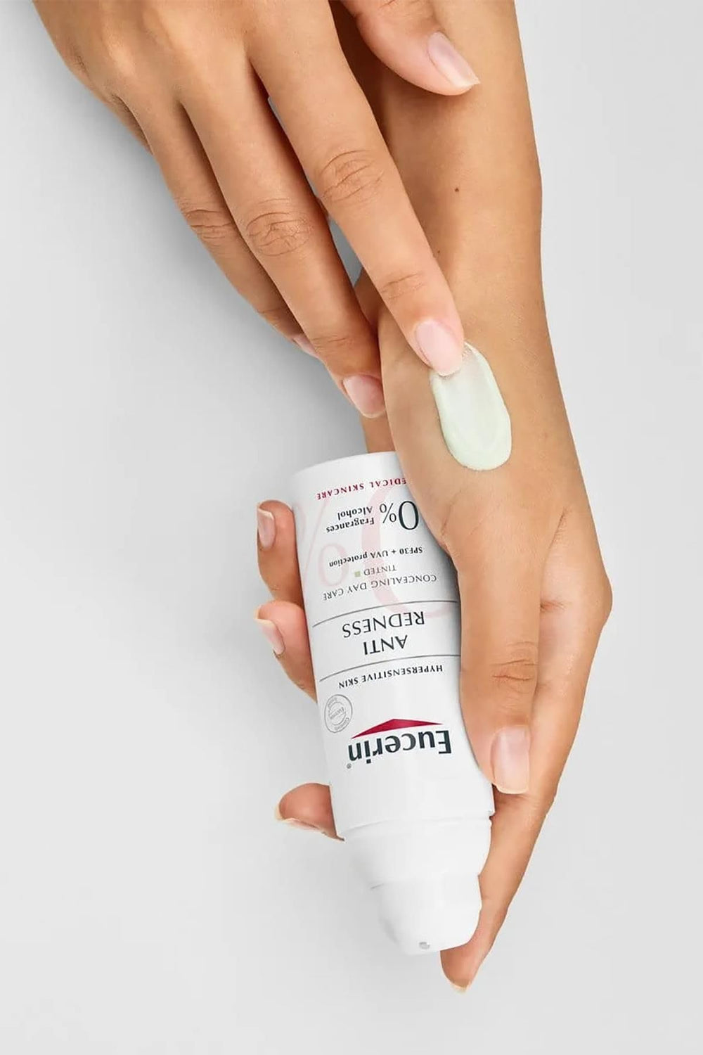 Eucerin crema-dia textura sedosa, aplicación suave y rápida absorción.