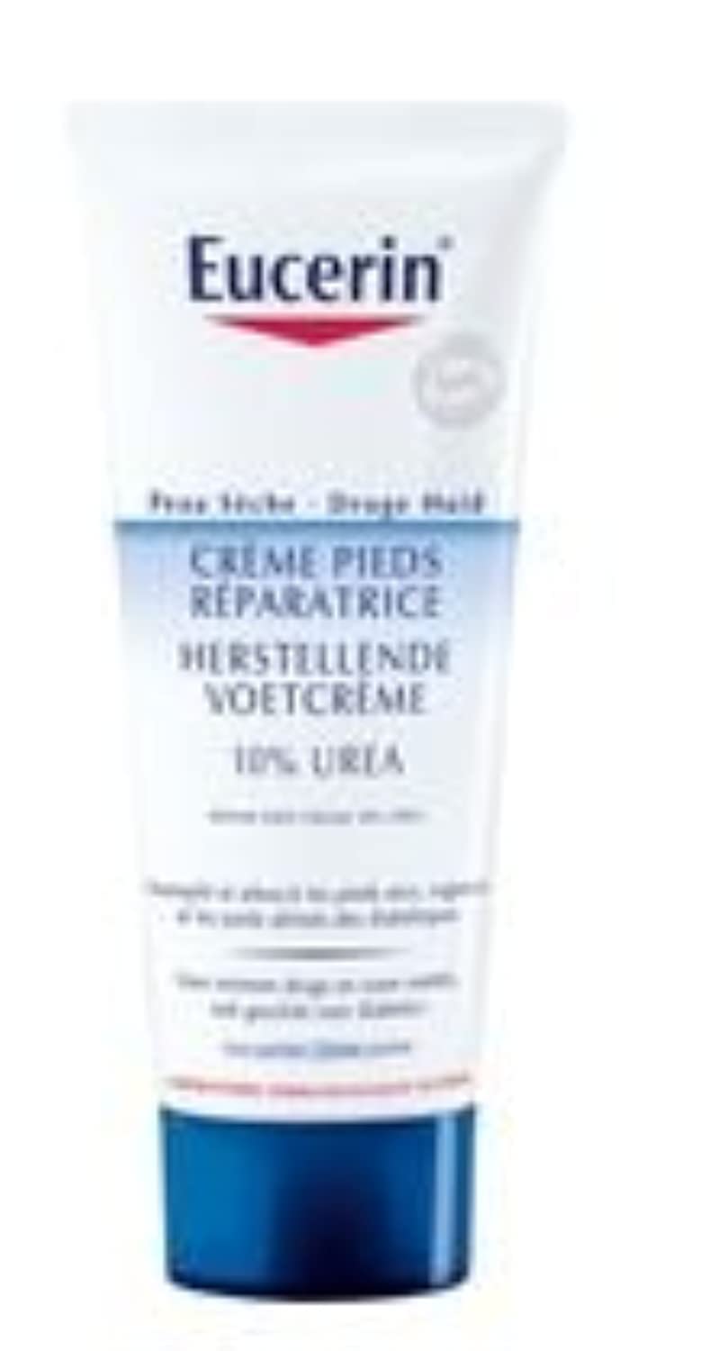 Aplicación nocturna de crema Eucerin UreaRepair Plus en el pie.