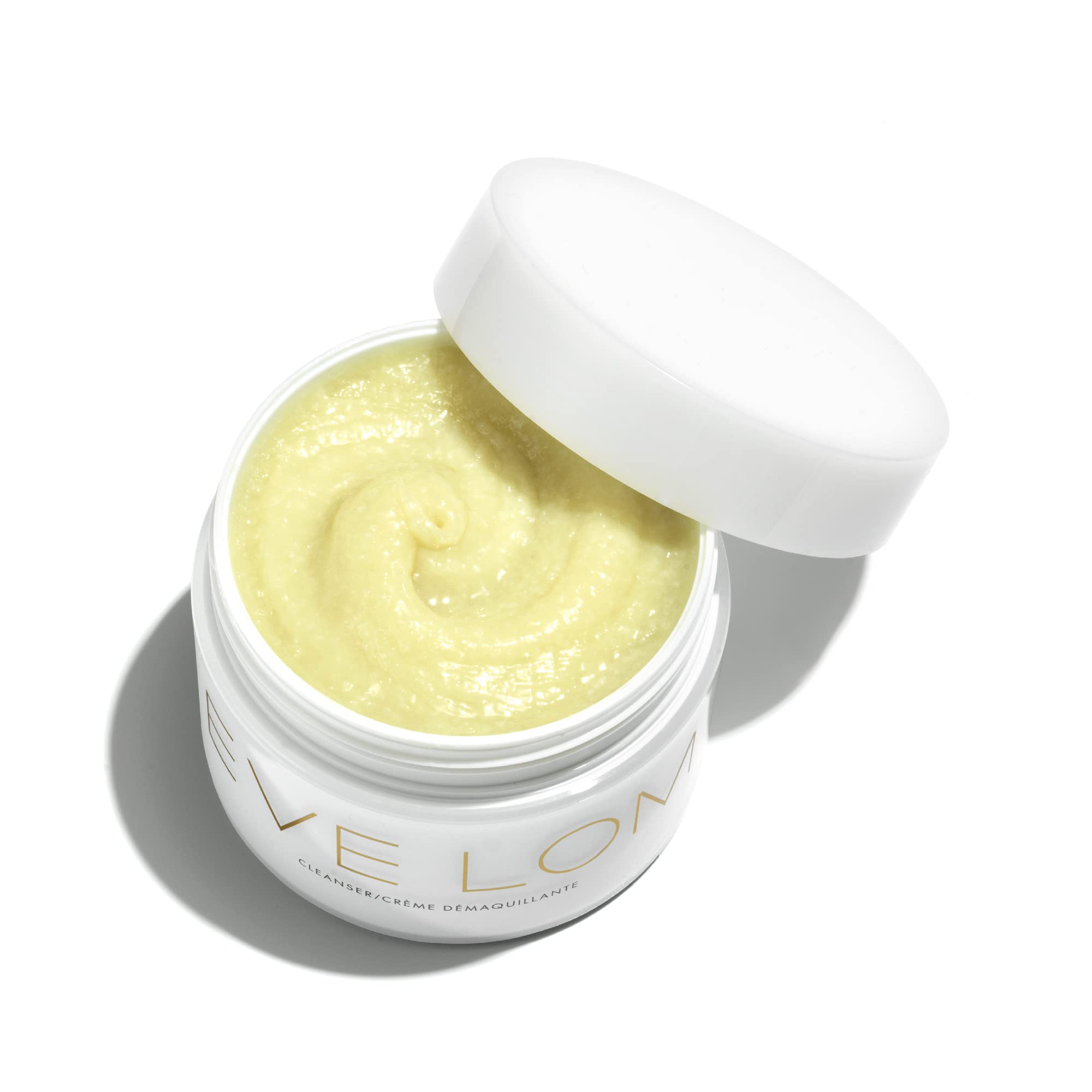 Aplicación del bálsamo con masaje facial para activar renovación suave de la piel.