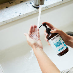 everyone for every body limpiador de manos líquido, foco aplicación en manos, aroma fresco.
