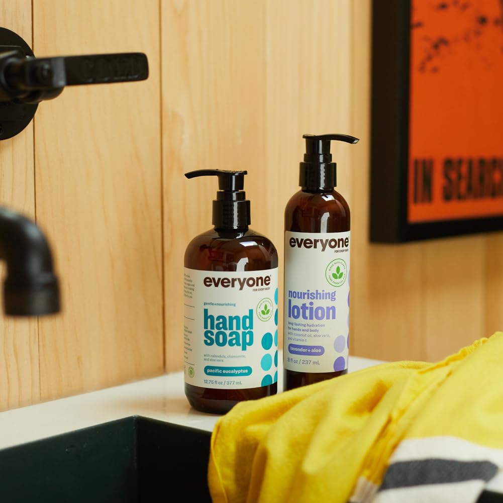 Estante de baño con Everyone, complemento diario de cuidado de la piel.