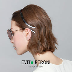 EVITA PERONI diadema elástica, ajuste seguro y cómodo para cualquier medida.
