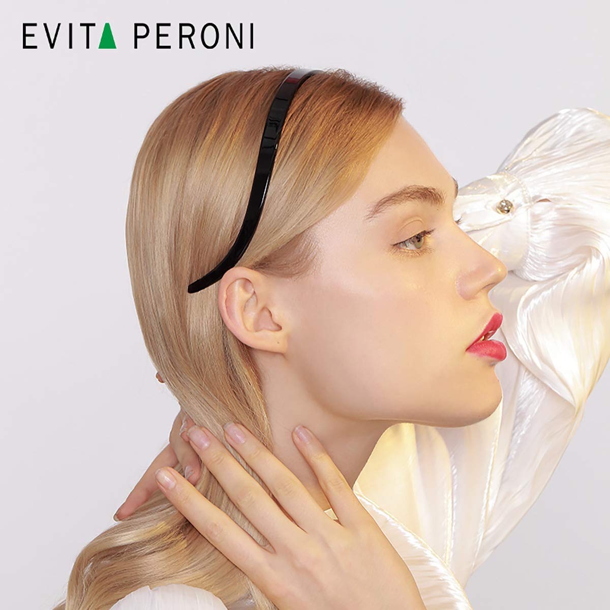 EVITA PERONI diadema negra, estilo versátil para cualquier look.