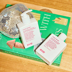 EVO Mane Tamer Acondicionador: aplicación en la mano para cabello disciplinado.