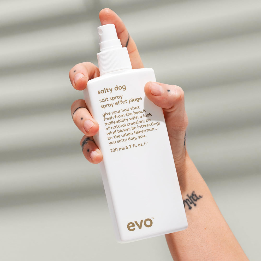 Cabello hidratado con EVO Salty Dog Spray para uso diario