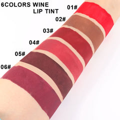 Labial mate evpct rojo intenso, alta cobertura y acabado duradero.
