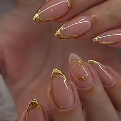 evpct uñas forma almendra media nude con línea dorada para un look elegante