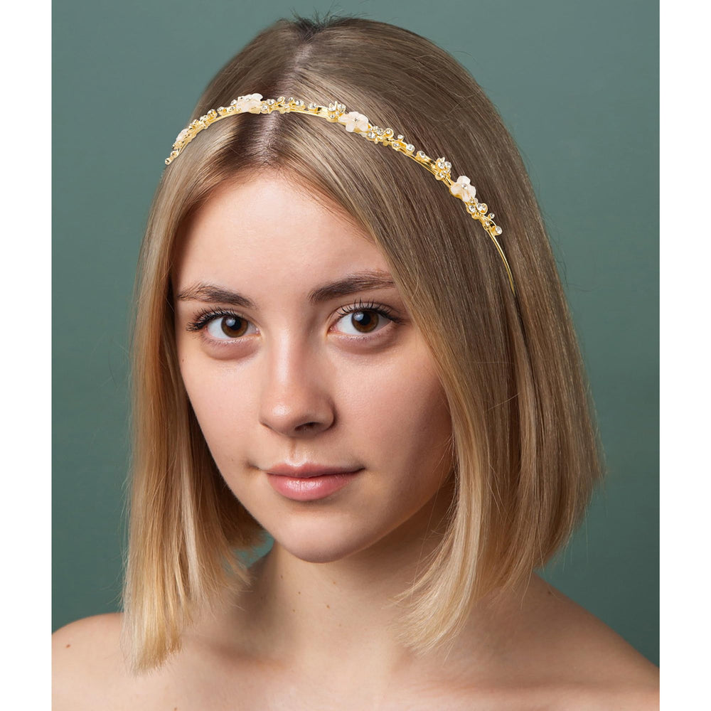 Diadema dorada Exacoo flor-brillo ilumina el peinado de novia.