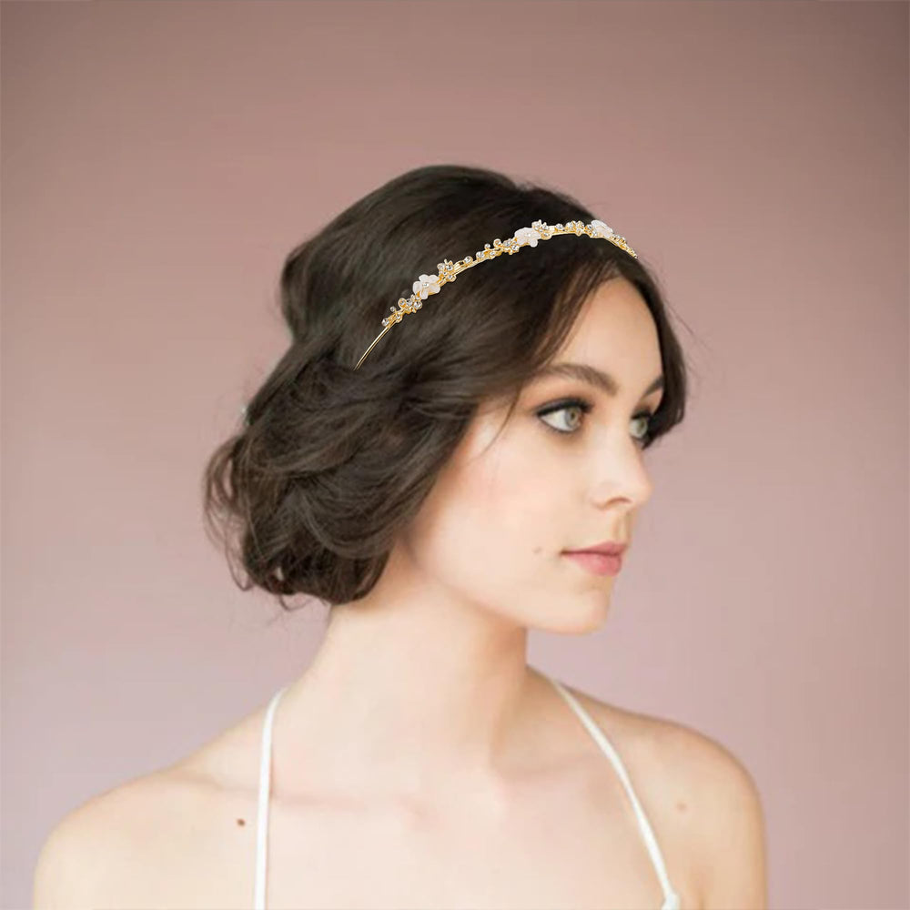 Diadema dorada Exacoo en perfil, brillo y sofisticación para bodas.