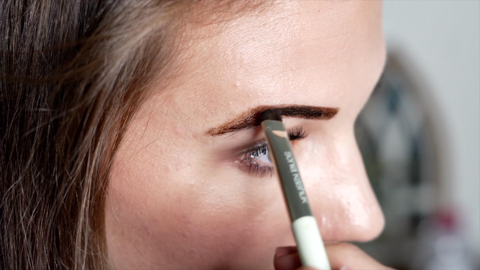 Mezcla de henna cejas en cuenco para aplicación precisa