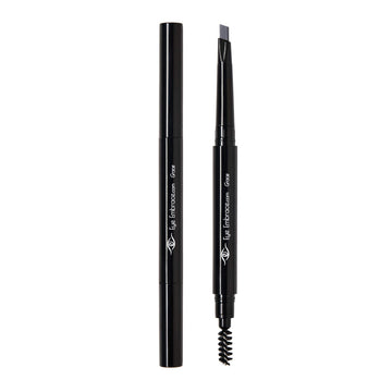 Eye Embrace Grace, cejas grises bien integradas con cabello plateado.