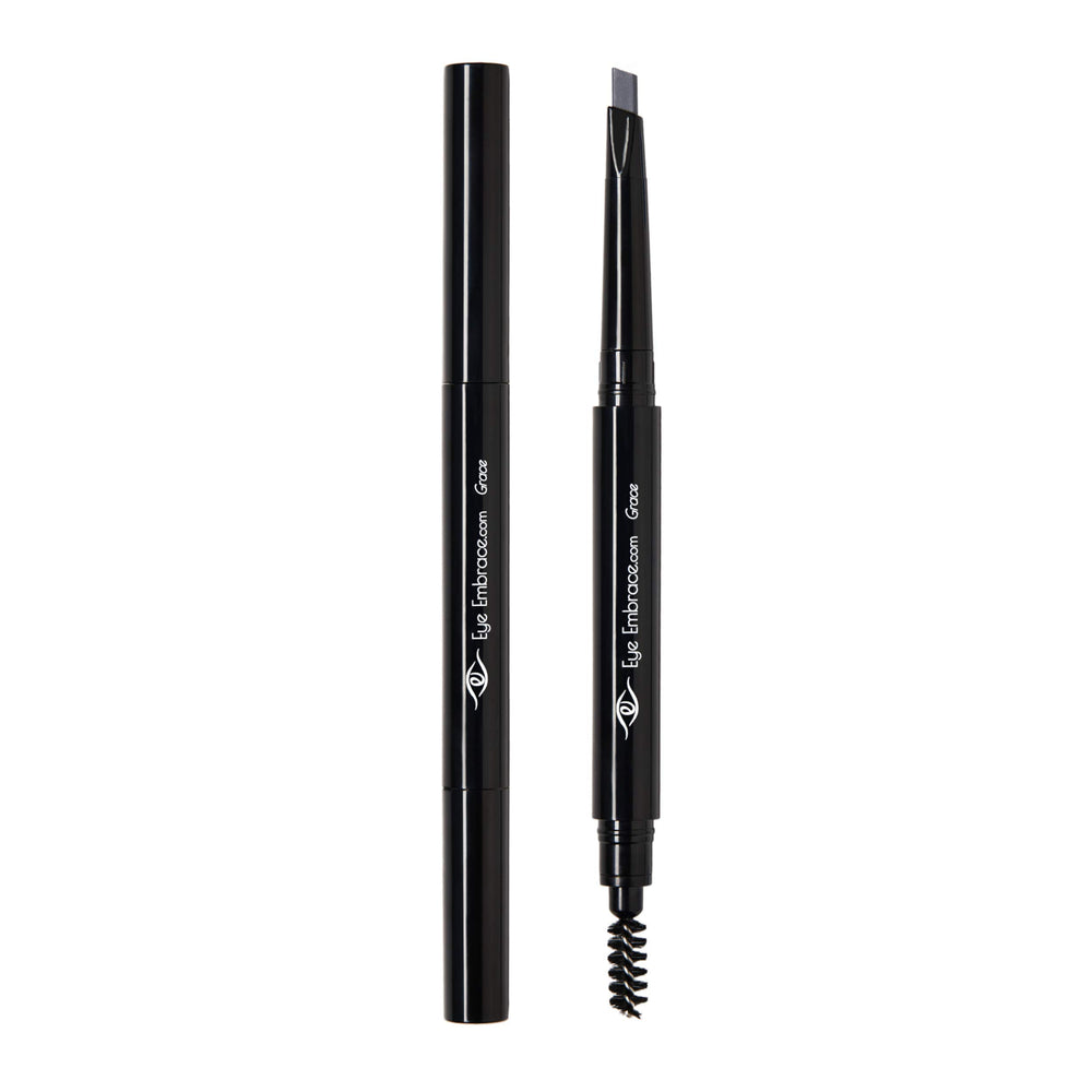 Eye Embrace Grace, cejas grises bien integradas con cabello plateado.