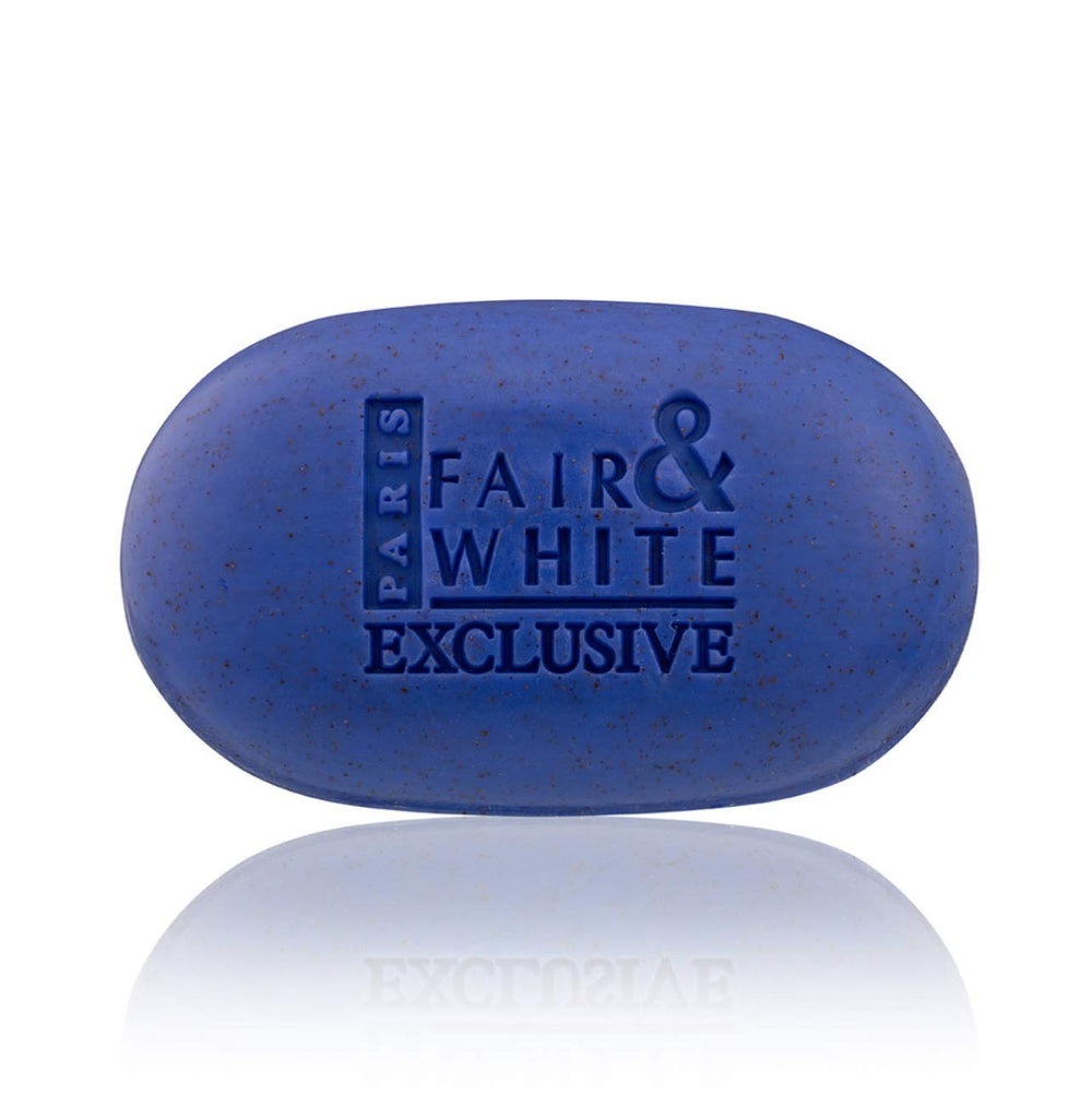 Fair & White Jabón Exfoliante Exclusivo detalle de uso diario para piel nutrida.