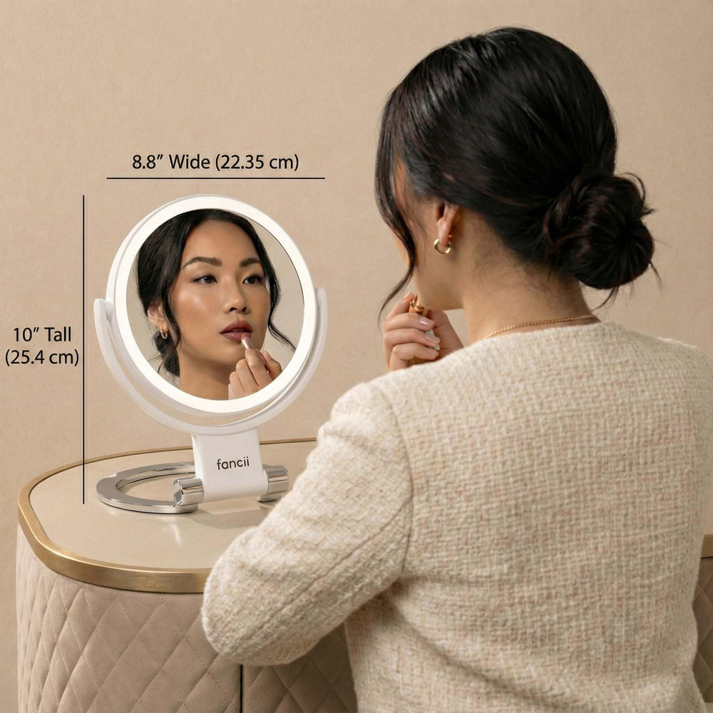 Éclairage triple de Sadie pour un maquillage fidèle à la lumière.