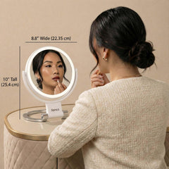 Éclairage triple de Sadie pour un maquillage fidèle à la lumière.