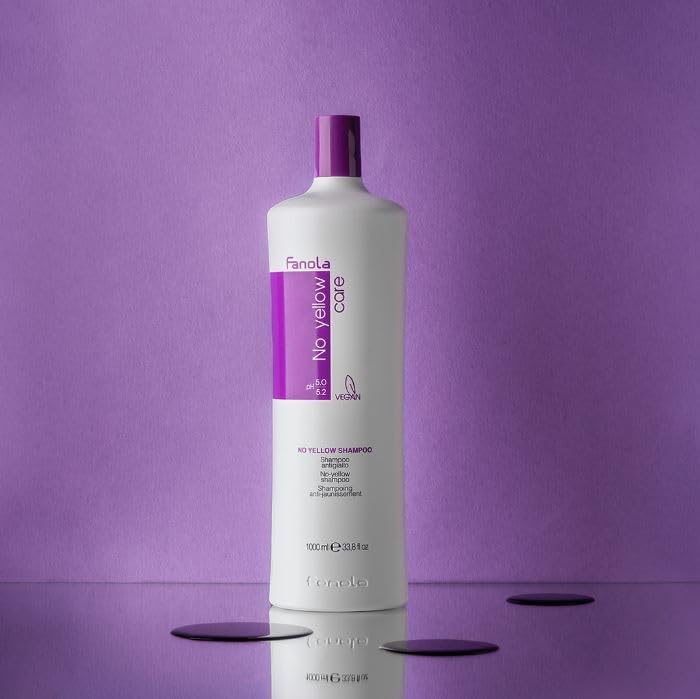 Aplicación del champú morado de Fanola No Yellow en la mano para uso casero