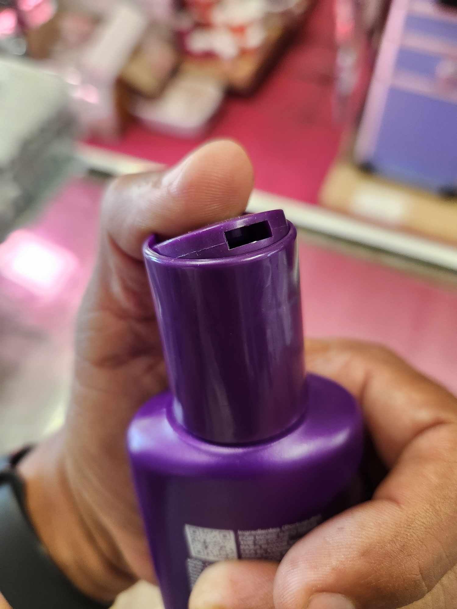 Fantasy Nails Kuul Color Me Matizant Shampoo realza el tono morado en rubios.
