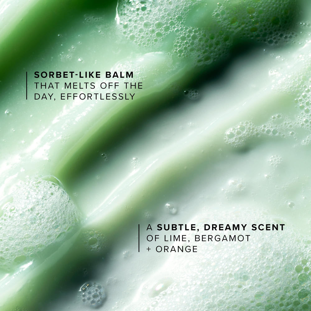 Farmacy Green Clean emulsiona con agua tibia para una textura lechosa.