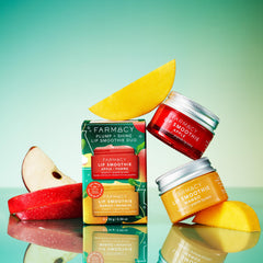 Texture nourrissante visible sur les lèvres après l'application.