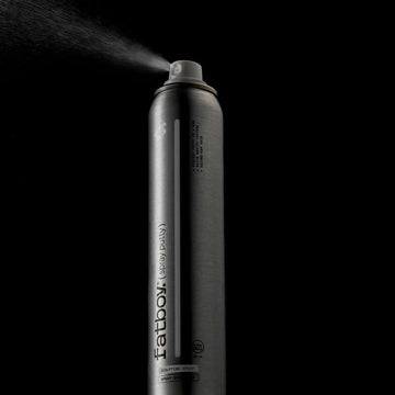 Cabello medio a grueso recibe volumen y fijación con Fatboy Hair Spray Putty.