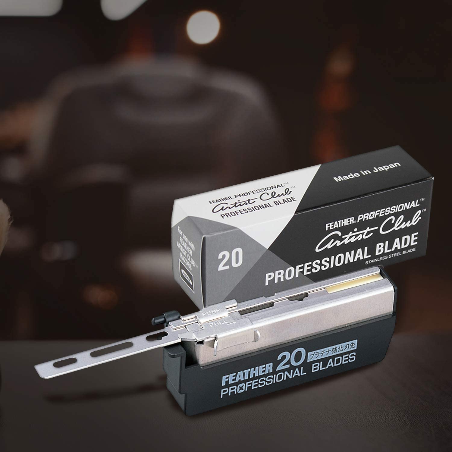 Feather Artist Club Professional: corte preciso con borde de plata para delineados nítidos.