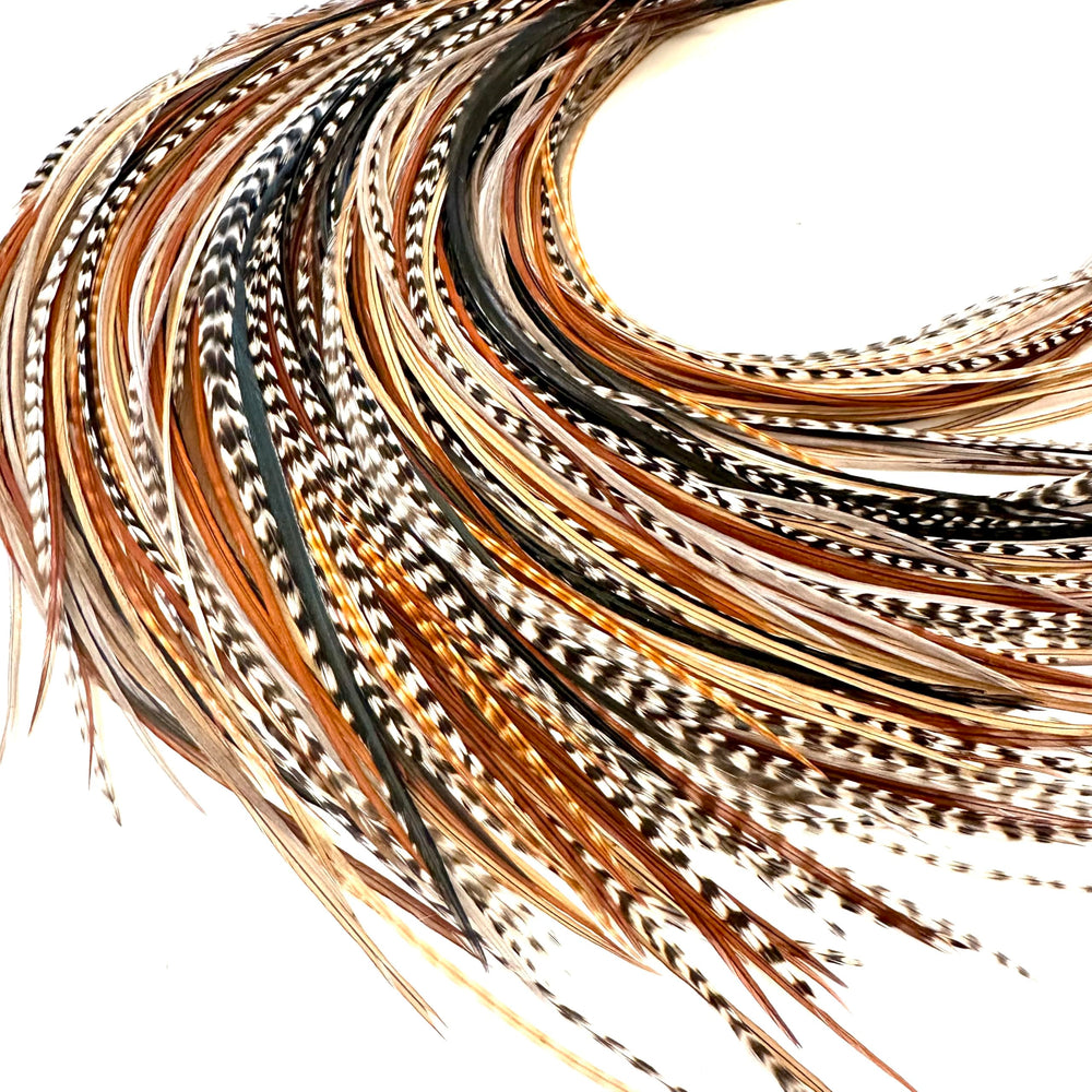 Feather Headz, extensiones con plumas naturales, aporta color suave para un look boho diario.