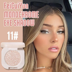FeiCuiYun muestra sombras iridiscentes en tonos neutros para combinaciones versátiles.